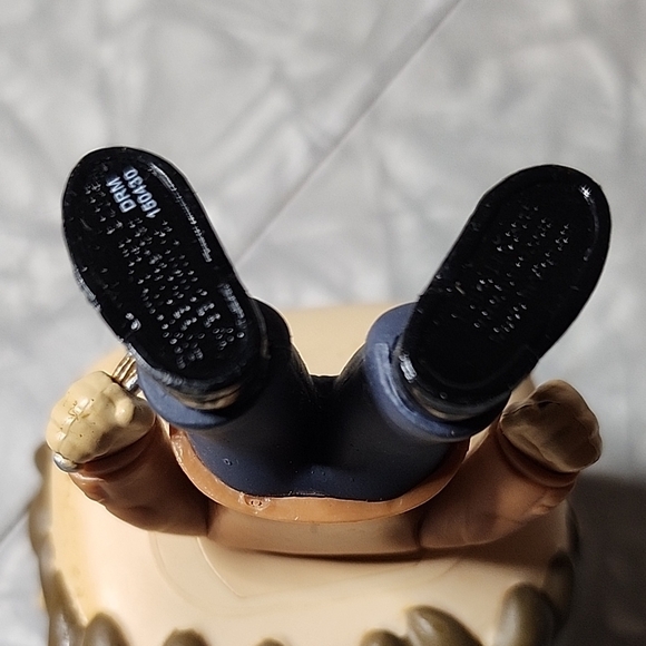 Brown-Haired Vinyl Figure - Picture 4 of 4